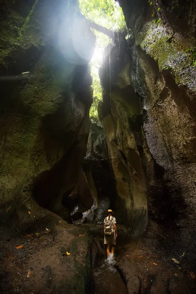 Femme dans la jungle sur Bali, Indonésie  — Photo