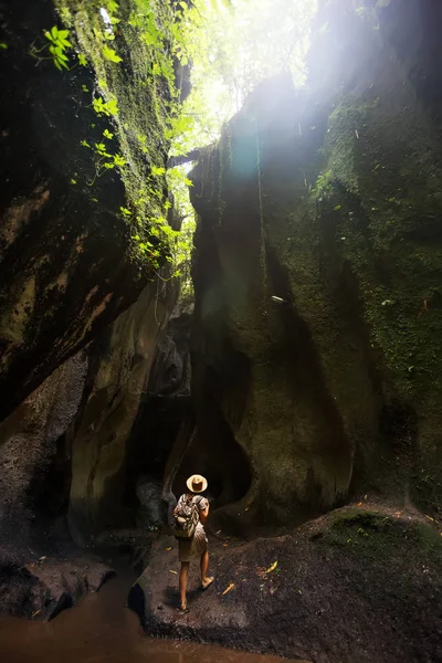 Mujer en la selva en Bali, Indonesia  —  Fotos de Stock