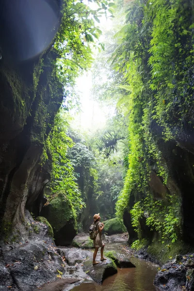 Bali, Endonezya'da ormanda bir kadın 