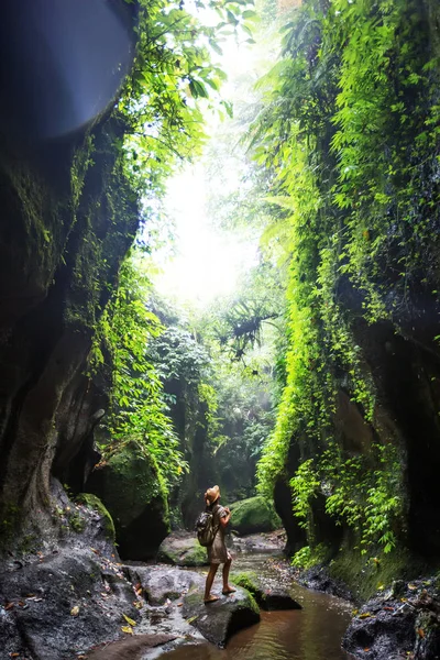 Γυναίκα στη ζούγκλα στο Μπαλί, Ινδονησία  — Φωτογραφία Αρχείου