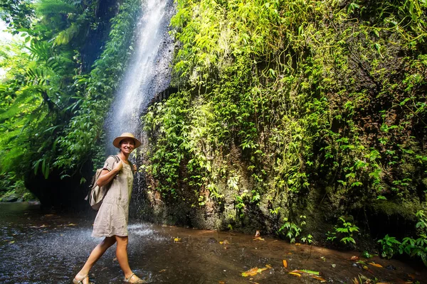 Kvinna nära vattenfall på Bali, Indonesien  — Stockfoto