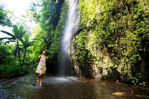 Femme près de Waterfal sur Bali, Indonésie  — Photo