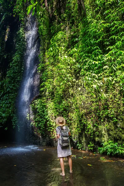 Mulher perto do waterfal em Bali, Indonésia  — Fotografia de Stock