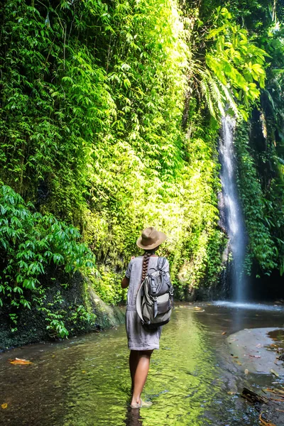 Kvinna nära vattenfall på Bali, Indonesien  — Stockfoto