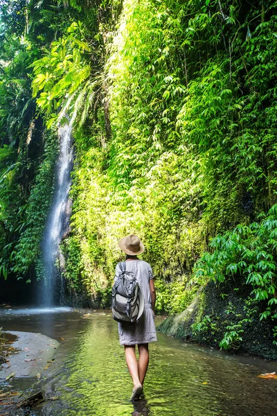 Donna vicino a waterfal a Bali, Indonesia  — Foto Stock