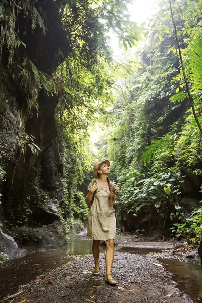 Bali, Endonezya'da ormanda bir kadın 