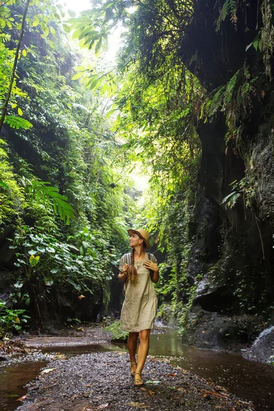 Kvinna i djungeln på Bali, Indonesien  — Stockfoto