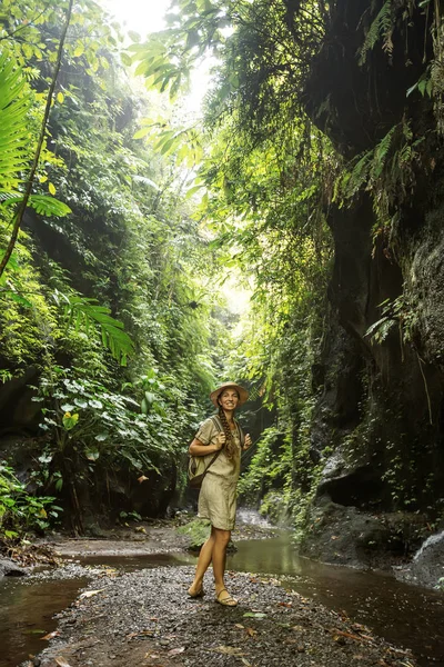 Bali, Endonezya'da ormanda bir kadın 