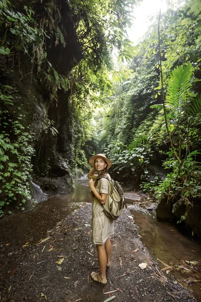 Bali, Endonezya'da ormanda bir kadın 