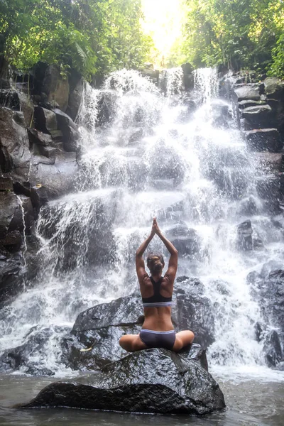 Bali şelale yakınında Kadın uygulamaları yoga, Endonezya