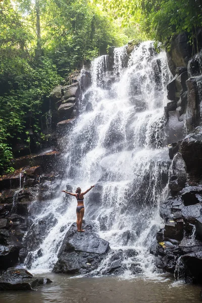 Bali şelale yakınında Kadın uygulamaları yoga, Endonezya