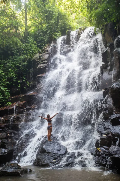 Bali şelale yakınında Kadın uygulamaları yoga, Endonezya