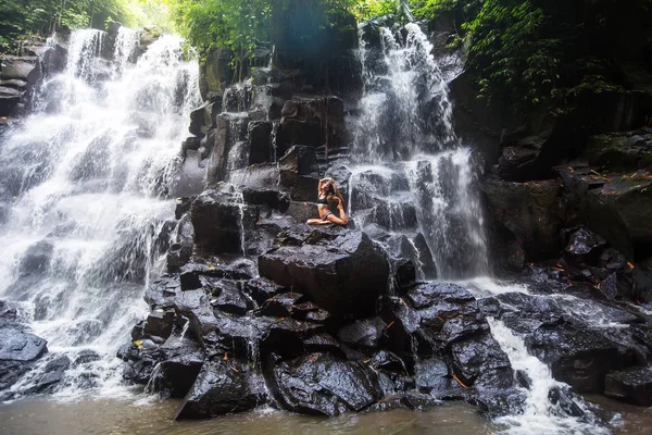 Donna pratica yoga vicino alla cascata a Bali, Indonesia — Foto Stock