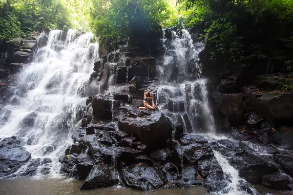 Bali şelale yakınında Kadın uygulamaları yoga, Endonezya