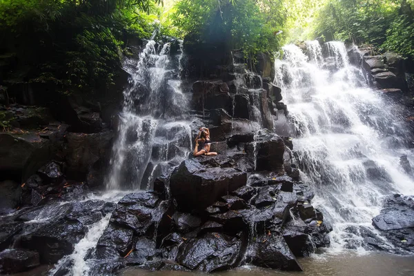 Donna pratica yoga vicino alla cascata a Bali, Indonesia — Foto Stock