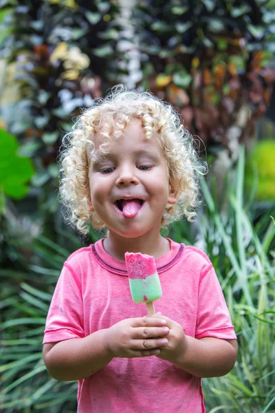  sarışın kıvırcık saçlı küçük çocuk dondurma yiyor 