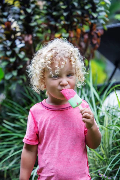  sarışın kıvırcık saçlı küçük çocuk dondurma yiyor 