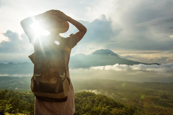 Mulher desfrutando do nascer do sol a partir de um topo da montanha Batur, Bali, Indon — Fotografia de Stock