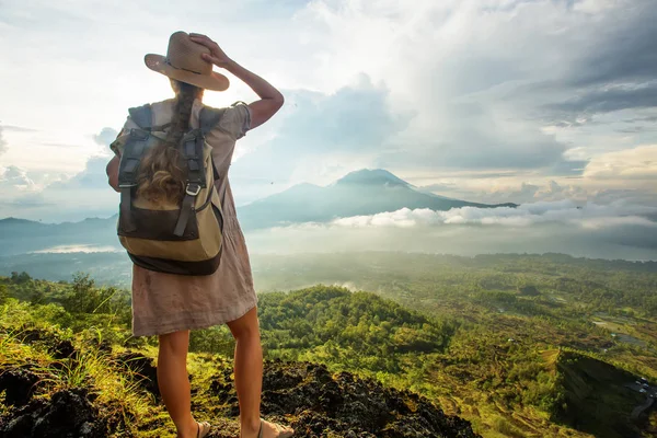 Batur, Bali, Indon dağının tepesinden gün doğumunun tadını çıkaran kadın