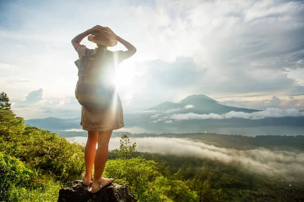 Mulher desfrutando do nascer do sol a partir de um topo da montanha Batur, Bali, Indon — Fotografia de Stock