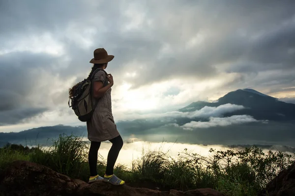 Batur, Bali, Indon dağının tepesinden gün doğumunun tadını çıkaran kadın