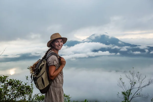 Batur, Bali, Indon dağının tepesinden gün doğumunun tadını çıkaran kadın