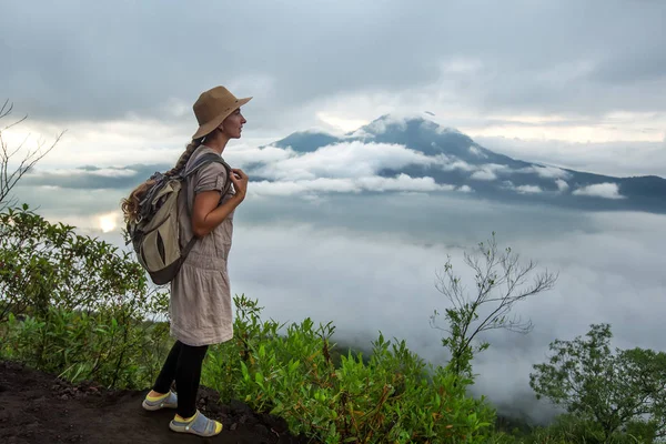 Batur, Bali, Indon dağının tepesinden gün doğumunun tadını çıkaran kadın