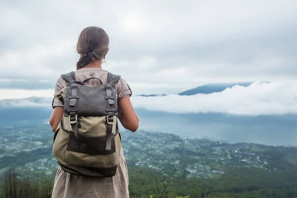 Vrouw genieten van zonsopgang vanaf een top van de berg Batur, Bali, Indon — Stockfoto