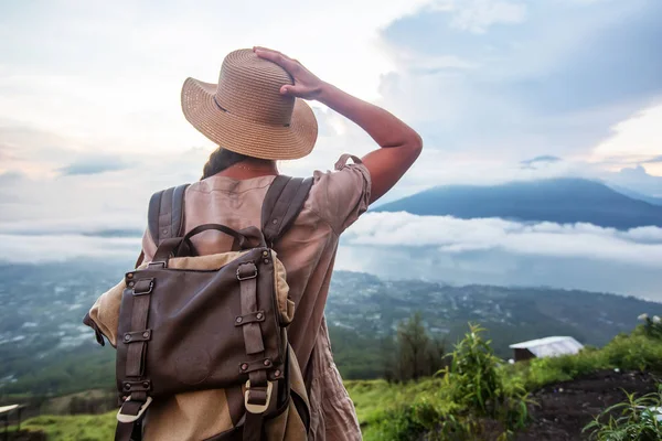 Vrouw genieten van zonsopgang vanaf een top van de berg Batur, Bali, Indon — Stockfoto