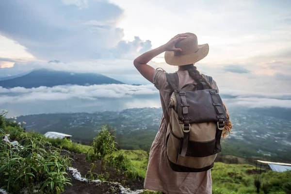 Batur, Bali, Indon dağının tepesinden gün doğumunun tadını çıkaran kadın