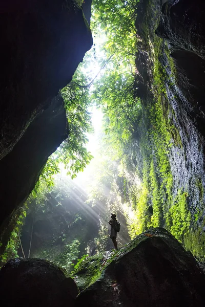 Vrouw in de jungle op Bali, Indonesië  — Stockfoto