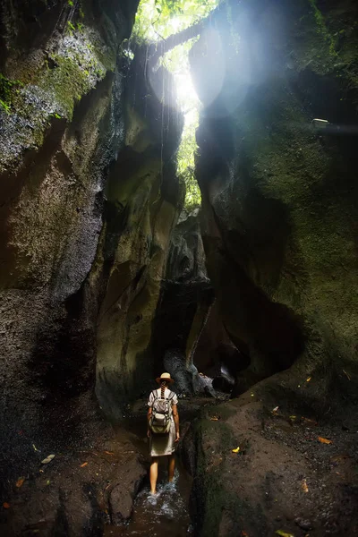 Bali, Endonezya'da ormanda bir kadın 