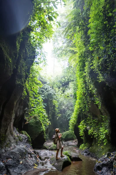 Γυναίκα στη ζούγκλα στο Μπαλί, Ινδονησία  — Φωτογραφία Αρχείου
