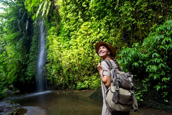 Donna vicino a waterfal a Bali, Indonesia  — Foto Stock