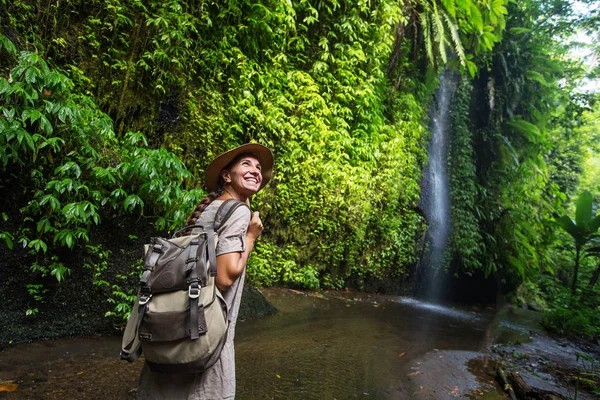 インドネシア、バリ島の waterfal 近くの女性 — ストック写真