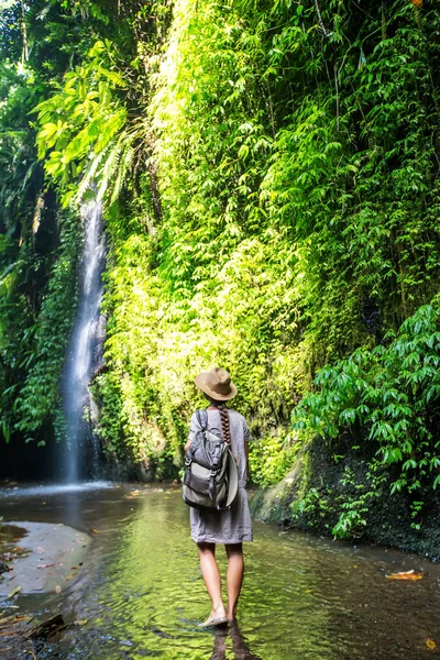 Kvinna nära vattenfall på Bali, Indonesien  — Stockfoto