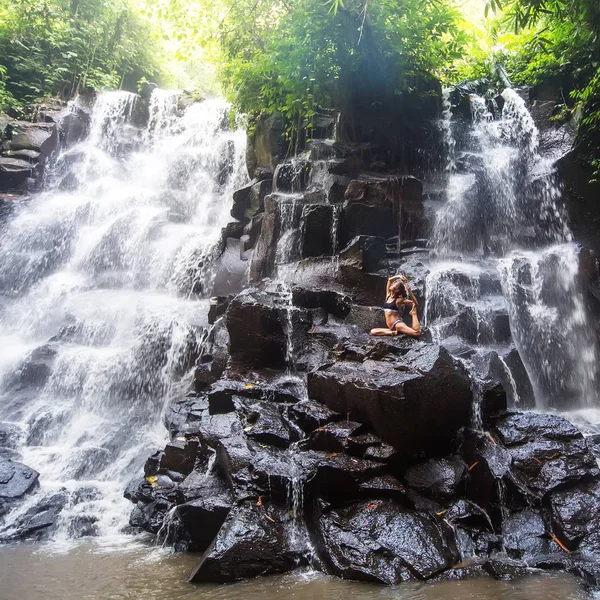 Bali şelale yakınında Kadın uygulamaları yoga, Endonezya