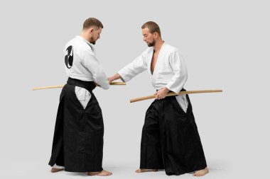 İki Kafkas erkeği Bokken ile aikido yapıyor (tecrit p
