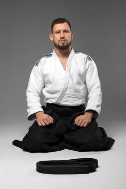 İki beyaz adam tatami üzerinde aikido çalışıyor.