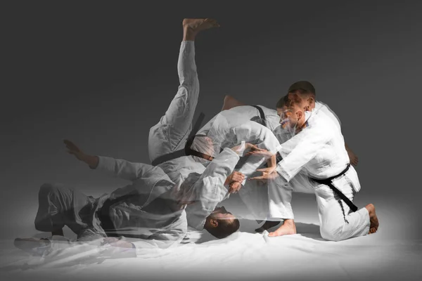 Twee blanke mannen oefenen aikido op de tatami. — Stockfoto