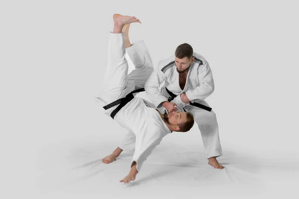 İki beyaz adam tatami üzerinde aikido yapıyor (izolasyon) — Stok fotoğraf