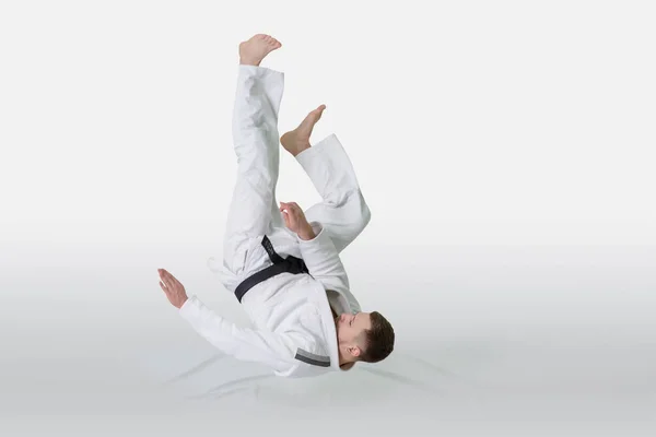 El hombre está practicando aikido (camino de aislamiento incluido ) — Foto de Stock