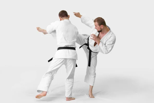 Dos hombres caucásicos practican aikido en el tatami (aislamiento — Foto de Stock