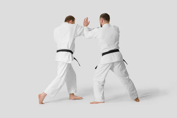 Dos hombres caucásicos practican aikido en el tatami (aislamiento — Foto de Stock