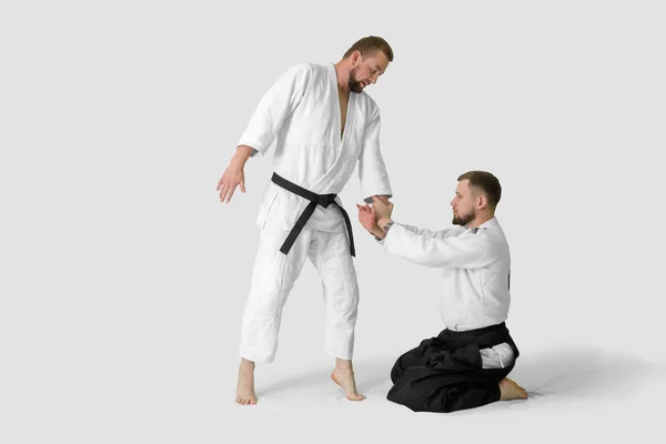 Dos hombres caucásicos practican aikido en el tatami (aislamiento — Foto de Stock