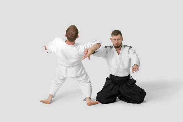 Due uomini caucasici praticano l'aikido sul tatami (isolamento — Foto Stock