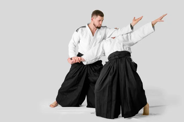 Due uomini caucasici praticano l'aikido sul tatami (isolamento — Foto Stock