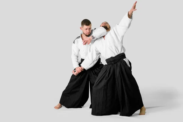 Zwei kaukasische Männer praktizieren Aikido auf dem Tatami (Isolation) — Stockfoto