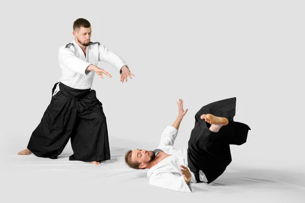 Dos hombres caucásicos practican aikido en el tatami (aislamiento — Foto de Stock