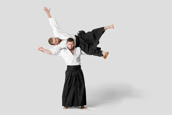 Dos hombres caucásicos practican aikido en el tatami (aislamiento — Foto de Stock